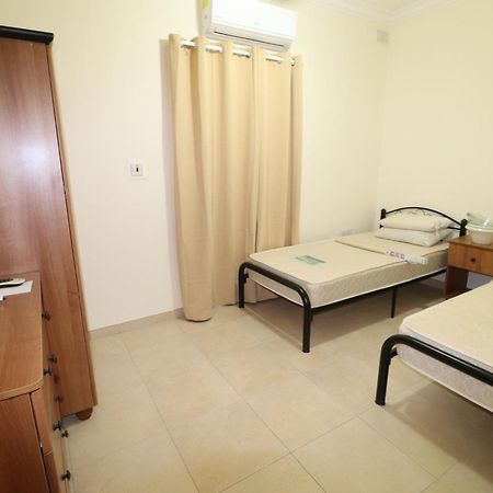 The Sea Just Across The Road - Flat 3 Apartamento St. Paul's Bay Exterior foto